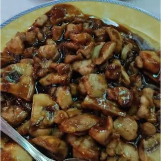 Pollo con bambú y setas chinas