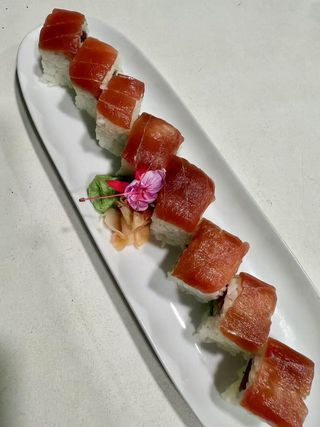 Uramaki atún roll (8 pzs.)