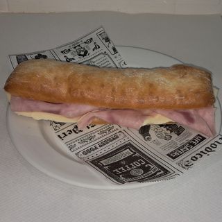 Bocadillo Frío De Jamón Dulce Y Queso