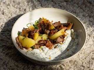 Картопля з беконом під білими грибами та соусом дзадзикі