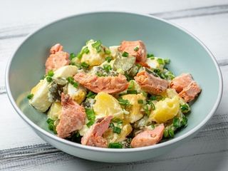 Теплий картопляний салат з лососем запеченим (330g)