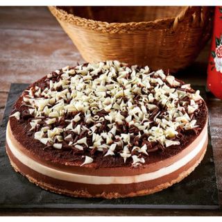 Tarta De Queso Y Tres Chocolates (Porción)