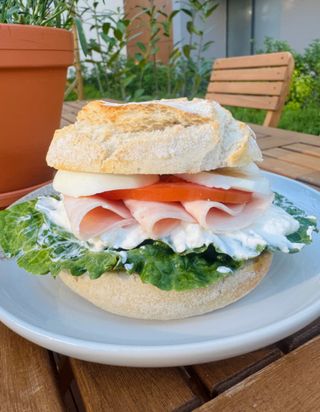 Bułka z twarożkiem, szynką drobiową i jajkiem (250g)