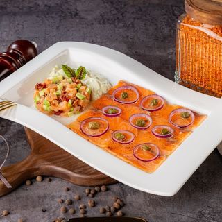 Карпаччо из лосося с соусом из авокадо и анчоусами 