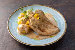 Глазирано пилешко филе върху канапе от картоф (350г)