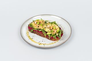 Pink humus avokado tost