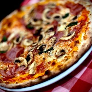 PIZZA PROSCIUTTO E FUNGHI 
