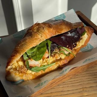 Круасан з скремблом, креветкою та кунжутним маслом