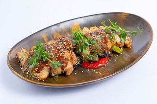 Мариновани свински гърди с печени зеленчуци