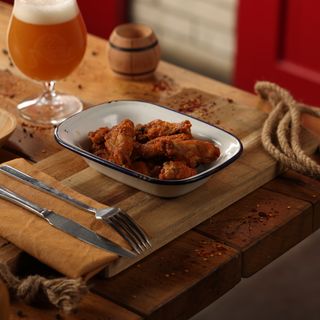 ქათმის ფრთები ცხარე სოუსით