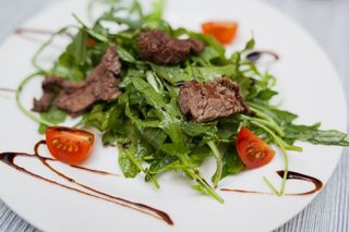 Теплый салат из телятин Страчетти