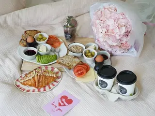 Breakfast with flowers