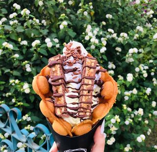 Bubble Waffle or Gauffre Snickers