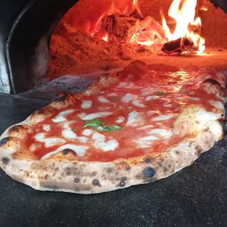 Pizza Margherita mezzo metro