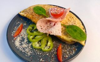 Omletă cu brânză & șuncă de curcan și toast