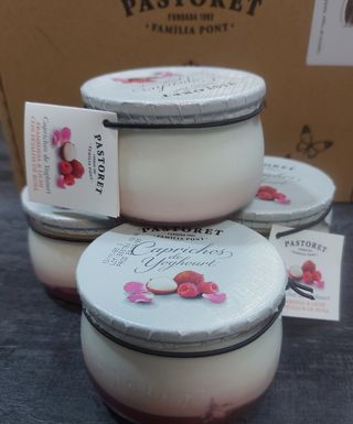 Capricho de yogurt frambuesa y pétalos de rosa