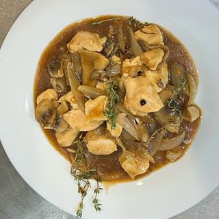 Пиле с лук и гъби