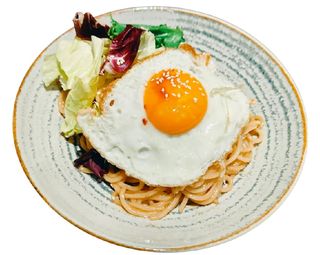 Prženi suvi rezanci sa jajetom i uljem od mladog luka