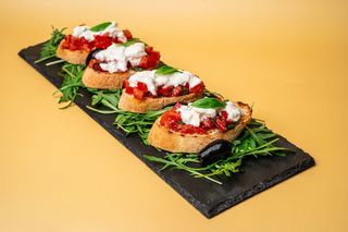 Bruschetta con pomodorini e burrata