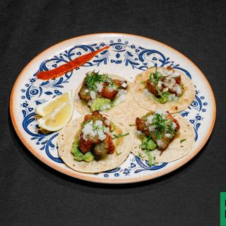 Taco de chicharron con salsa verde