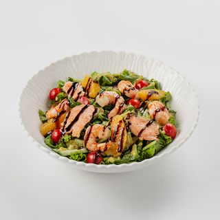 Теплый салат с морепродуктами и апельсином