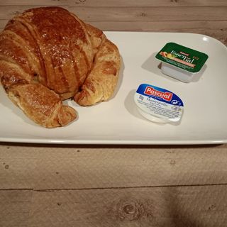 Croissant Recién Horneado Con Café
