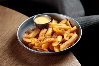 Картопляні діпи з сирним соусом та кріспі (170g)