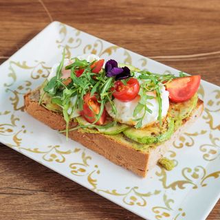 Tartina sa avocadom i jajima