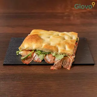 Focaccia ripiena crudo, bufala, pomodori e rucola