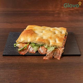 Focaccia ripiena crudo, burrata, pomodori e asparagi