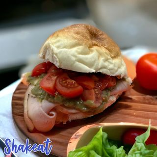 Panino con Arrosto di Tacchino, Pomodoro e Avocado 