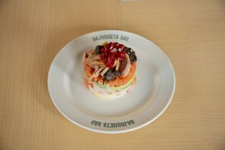 Ensalada ventresca, aguacate y pimientos asados