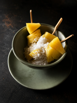 Brochetas de piña con crema de mango y coco
