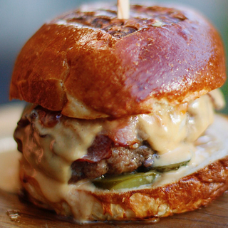 Бургер з беконом та картоплею фрі (400г)