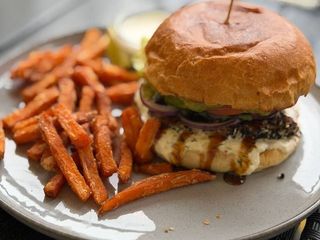 Burger z tuńczyka i bataty