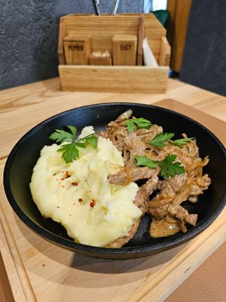 Піджарка з телятини та картопляним пюре