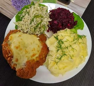 Kotlet zapiekany z pomidorami