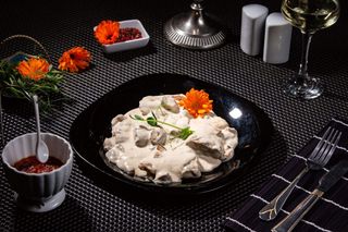 Muşchiuleţ de porc cu sos de hribi şi smântână