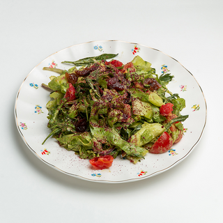 დიდი მწვანე სალათა ტარხუნითა და ლეღვით