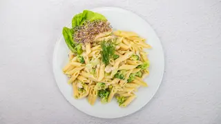 Makaron penne w sosie śmietanowo serowym z brokułami z dodatkiem kurczaka (500 g)