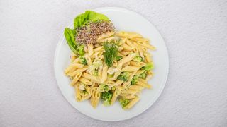 Makaron penne w sosie śmietanowo serowym z brokułami z dodatkiem kurczaka