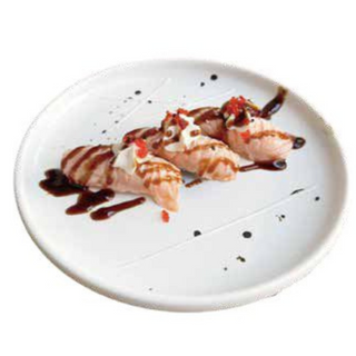 117. Nigiri Salmon Flameado con queso y Tobiko (3 Uds)