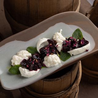 Запечений буряк в чорничному маринаді зі страчателлою та м'яким сиром (230 г)