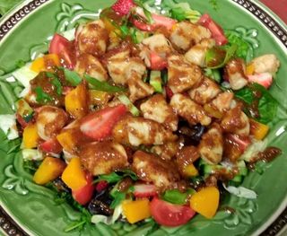 Egzotična salata sa piletinom i susam dresingom