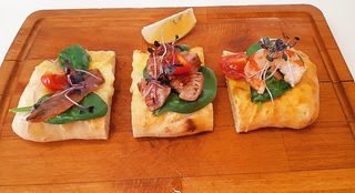 Focaccia sa sirom i morskim delicijama