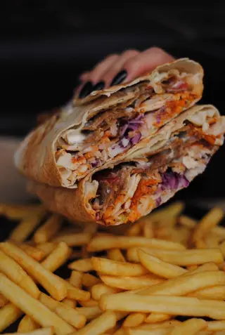 Kebab w cieście z frytkami