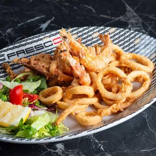 Frittura dorata di gamberi e calamari