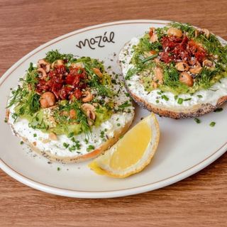 Brunch! Avo & Cheese Bagel