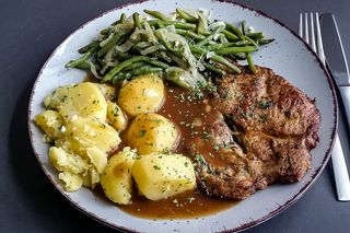 92 Fette di carne con patate alla piastra