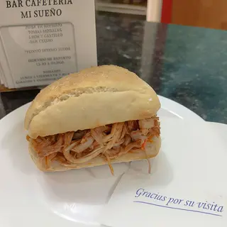 Pulga carne  mechada de pata asada